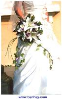 Hoa cẩm tay cô dâu